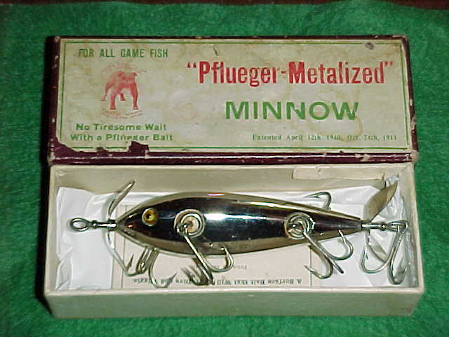 VINTAGE PFLUEGER NO.3185, 5 HOOK MINNOW WITH GREEN CRACKLE BACK, UNMARKED  PROPS